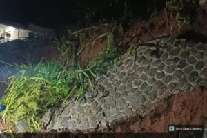Tembok Penahan Tanah Di Kampung Cirumampa Cihaurkuning Longsor