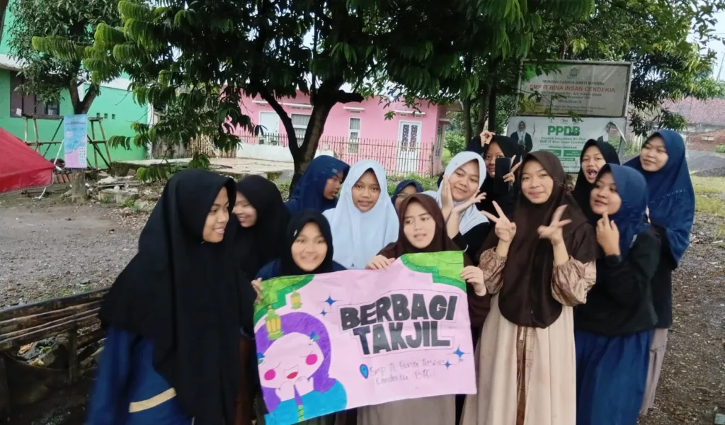 Yayasan Cahaya Bakti Mandiri Cibatu Bersama SMP IT Bina Insan Cendikia Berbagi Takjil Di bulan Ramadhan
