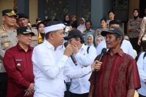 Gubernur Jabar Di Dampingi Kapolres Garut, Santuni Kusir Delman Dan Tukang Becak  Rp.1.4jt