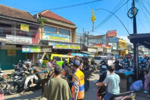 Arus Dialihkan, Jln Raya Wanaraja Padat Di H+3, Dishub Dan Polsek Turun Langsung