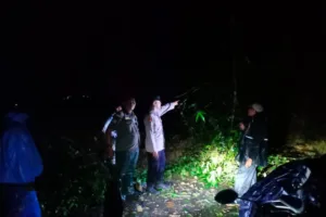 Polsek Banjarwangi Cek TKP Tanah Longsor di Jalan Garut–Pameungpeuk