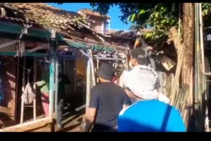 Luput Dari Perhatian Pemerintah Akhirnya Warga Rehab Rumah Janda