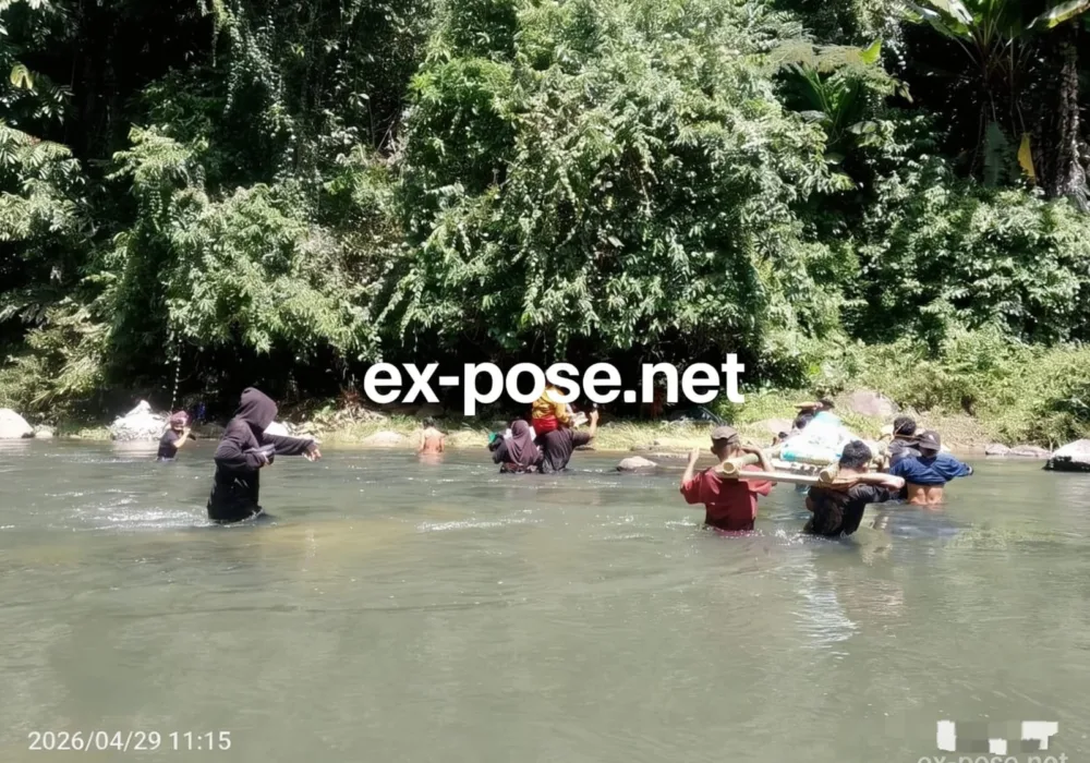 Jalan Rusak Parah, Jenazah Warga Harus Diangkut Pakai Tandu Sejauh 8 Kilometer Lewat Medan Sulit