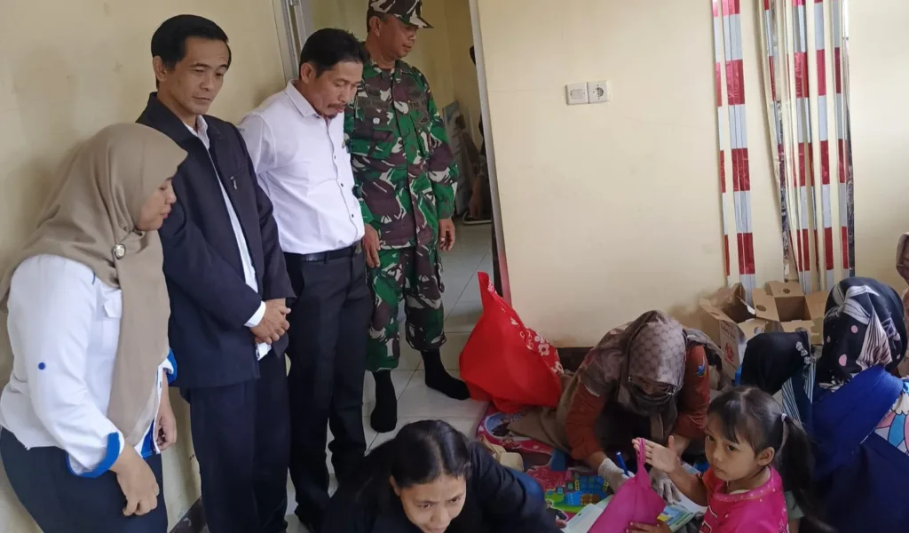 Langkah Awal Nova Wylian Sumaryo, Dampingi Imunisasi Campak di Lewo Baru