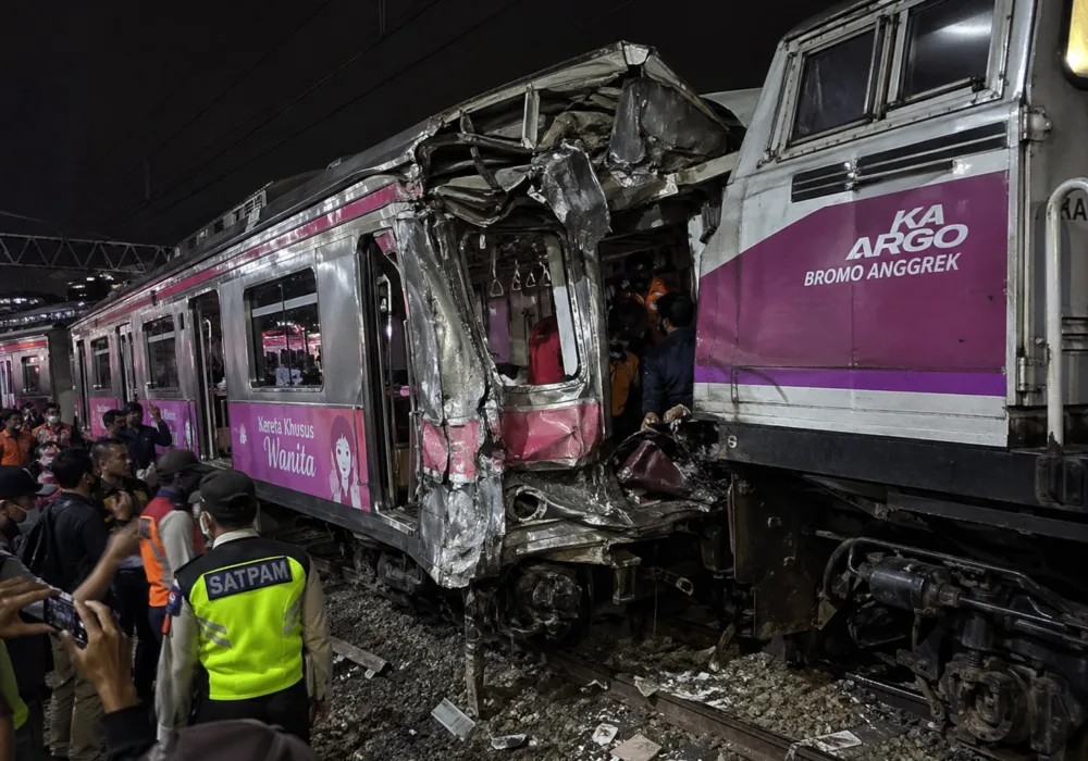 Commuter Line Ditabrak dari Belakang oleh KA Argo Bromo Anggrek