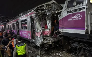 Commuter Line ditabrak dari Belakang oleh KA Argo Bromo Anggrek