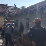 Warga RW 04 Sukaratu Gotong Royong Perbaiki Rumah Tokoh Agama, Wujud Kepedulian dan Pelestarian Budaya