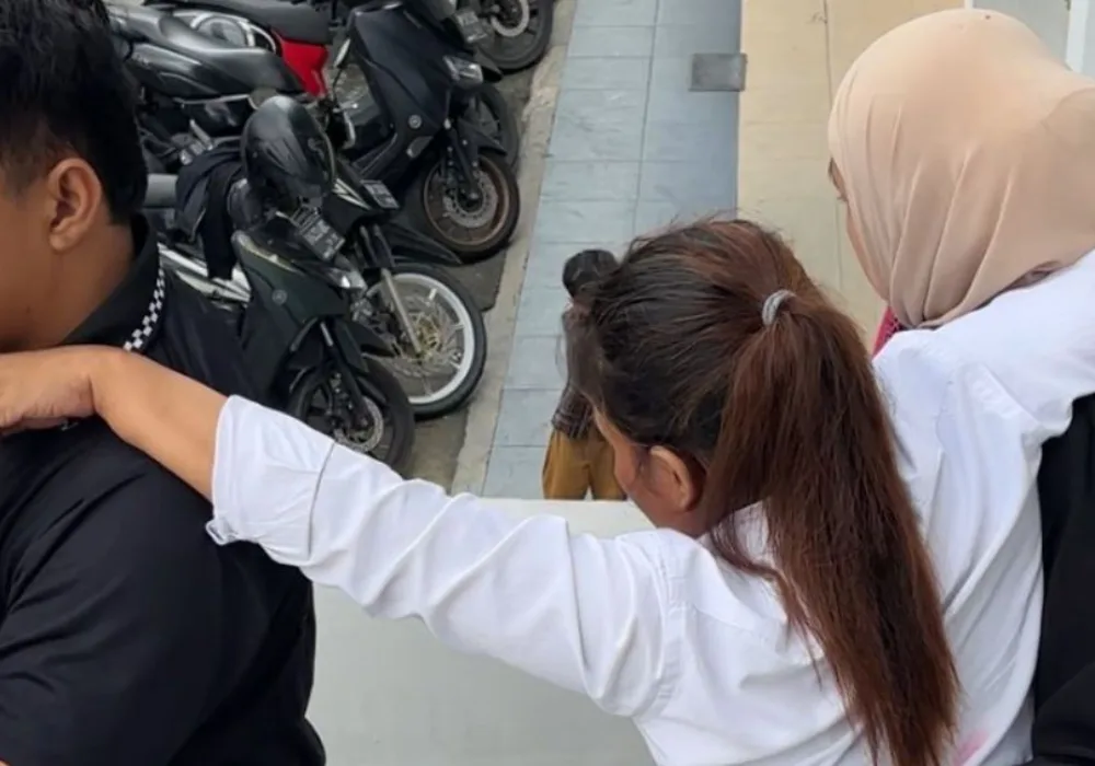 Tangis dan Tatapan Kosong Deni Warnita di Ruang Sidang Jadi Perhatian