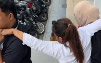 Tangis dan Tatapan Kosong Deni Warnita di Ruang Sidang Jadi Perhatian