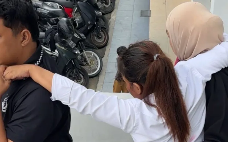 Tangis dan Tatapan Kosong Deni Warnita