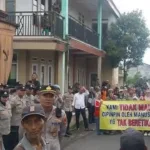 Ratusan Masa Datangi Kantor Desa Linggawangi Leuwisari Tasikmalaya.