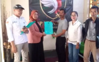 Ketua DPC Partai Parindra Kabupaten Garut Serahkan Langsung SK PAC