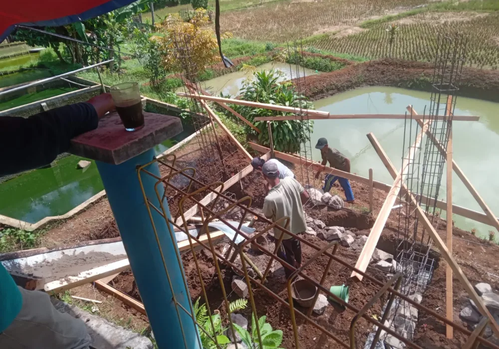 Pemdes Mangunreja Melalui PPKD Terapkan Dana Desa Bangun MCK di Kampung Cicadas.
