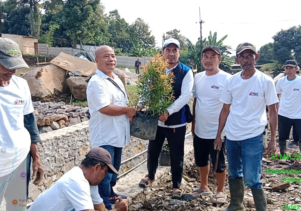 PT PMC Gandeng Warga dan Pelajar Gelar Penghijauan di Tamansari