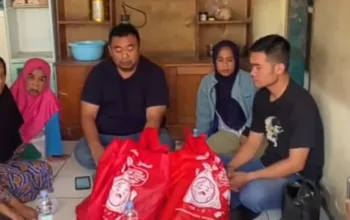 Yudha Puja Turnawan Kunjungi Tiga Lansia Duafa Penyandang Disabilitas di Bayongbong