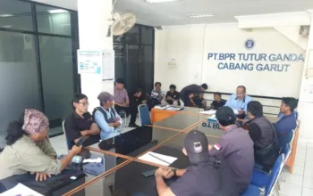 ORMAS GAS Datangi Kantor BPR Tutur Ganda Garut, Denda Keterlambatan Angsuran Disepakati Dihapus