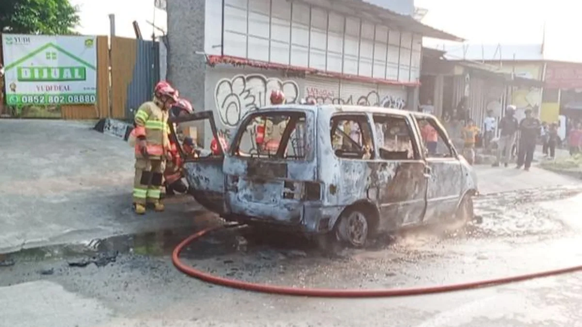 Polisi Amankan Lokasi, Damkar Padamkan Mobil Terbakar di Cimanggu Bogor