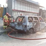 Polisi Amankan Lokasi, Damkar Padamkan Mobil Terbakar di Cimanggu Bogor