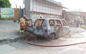 Polisi Amankan Lokasi, Damkar Padamkan Mobil Terbakar di Cimanggu Bogor