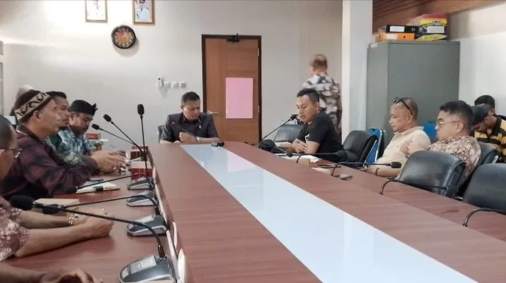 H. Imat Rohimat Hadiri Audiensi Komisi II DPRD Garut Bahas Pembangunan Jalan Desa Cisewu