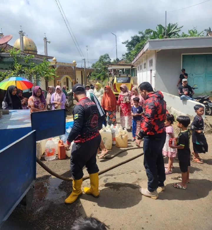 Pemuda Pancasila Bojong Gambir Bagikan 5.000 Liter Air Bersih untuk Warga Terdampak Kekeringan