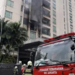 Kebakaran Apartemen Pavilion, Damkar Evakuasi Penghuni