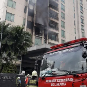 Kebakaran Apartemen Pavilion, Damkar Evakuasi Penghuni