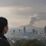 Abu Vulkanik Anak Krakatau Capai Jakarta, Warga Diminta Waspada