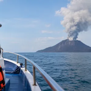 Kapal Lima Wartawan Hilang Kontak Saat Liput Erupsi Anak Krakatau