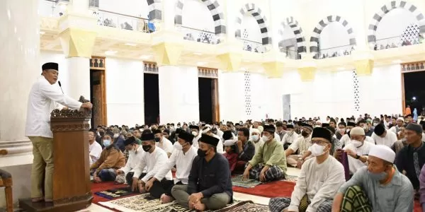 Forkopimda Tarawih Perdana di Masjid Agung Madaniah