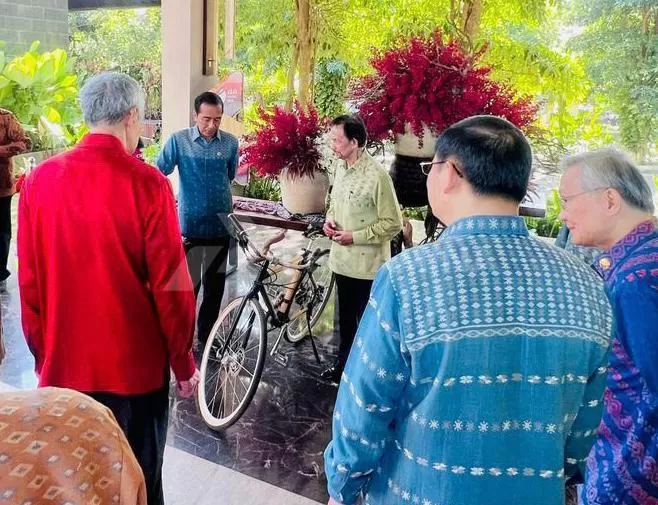 Asean summit, 10 Kepala negara terima sepeda bambu dari Pertamina melalui YBLL