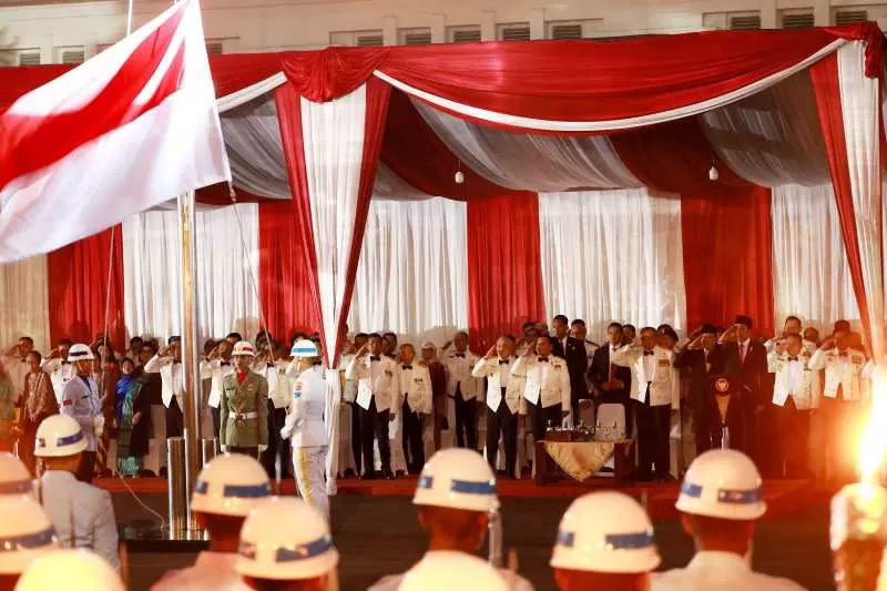 Presiden Jokowi Pimpin Upacara Parade Senja di Kemhan